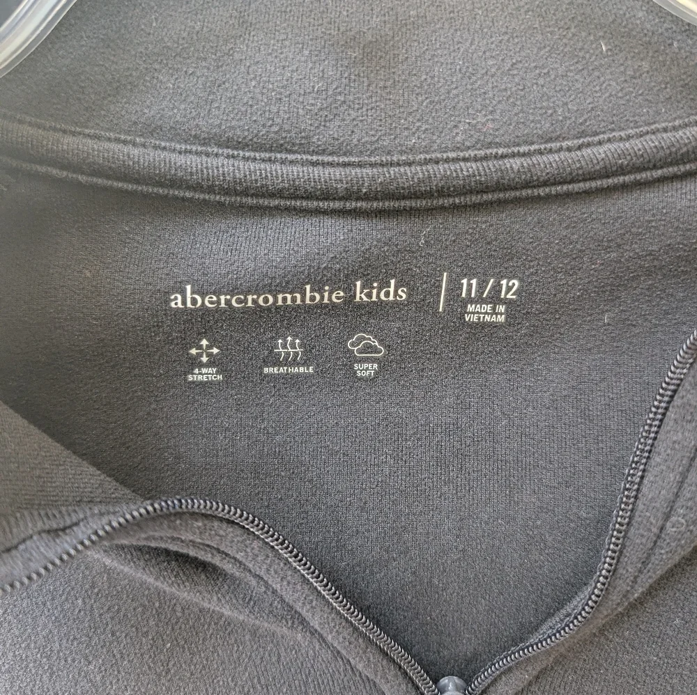 Abercrombie Kids Girls Long Sleeve Black Quarter Zip Crop Top. Size 11/12